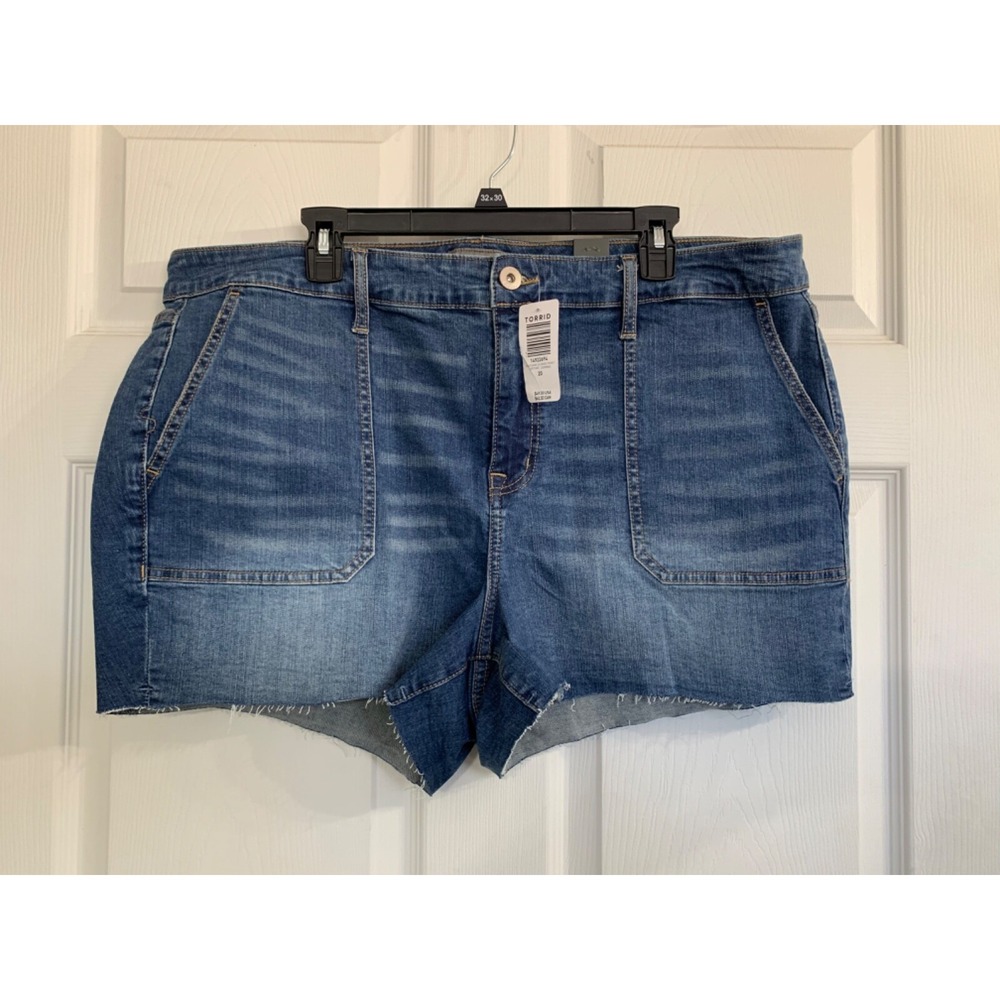 NWT Torrid Size 20 Medium Wash Raw Hem Denim Shorts